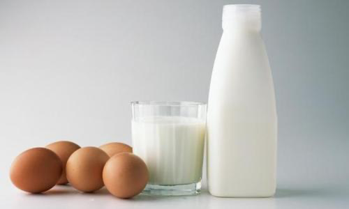 进口奶源什么意思？进口奶源和国内奶源相比那个更好？