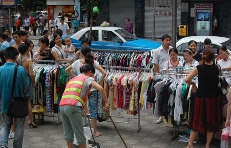 便宜的地摊货有哪些？新手摆地摊卖什么好？