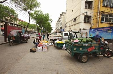 小区门口摆地摊卖什么挣钱?卖什么合适?