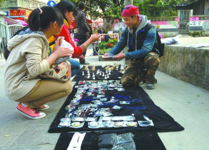 小区门口摆地摊卖什么挣钱？摆地摊的经验之谈